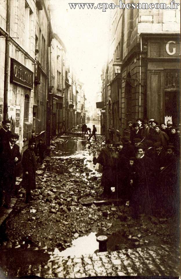 BESANÇON - Inondations de Janvier 1910 - La Rue Poitune après le passage des Eaux